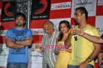 Emraan Hashmi, Mahesh Bhatt, Soha Ali Khan, Kunal Deshmukh at the Music Launch of Tum Mile in Cinemax Versova, Mumbai on 22nd Sep 2009 (11).JPG